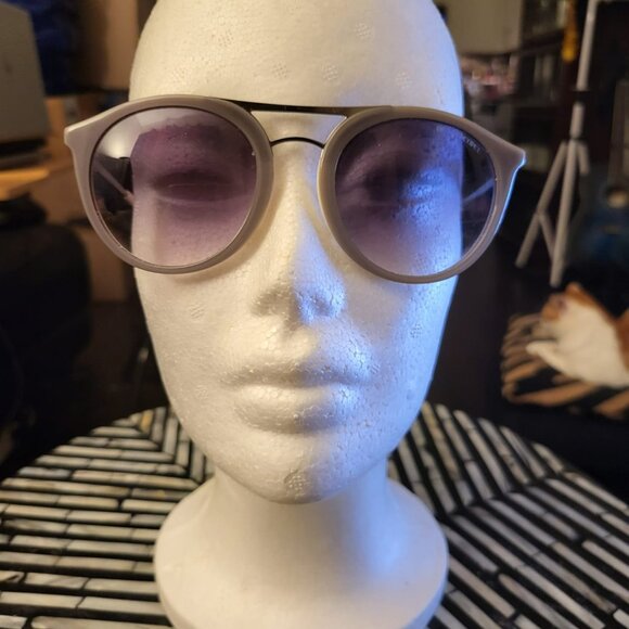 HENRI BENDEL HB806S Zoey 041 Sunglasses main image 5